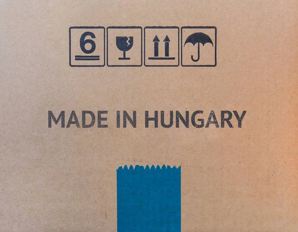MADE IN HUNGARY escrito em caixa de papelão marrom — Fotografia de Stock