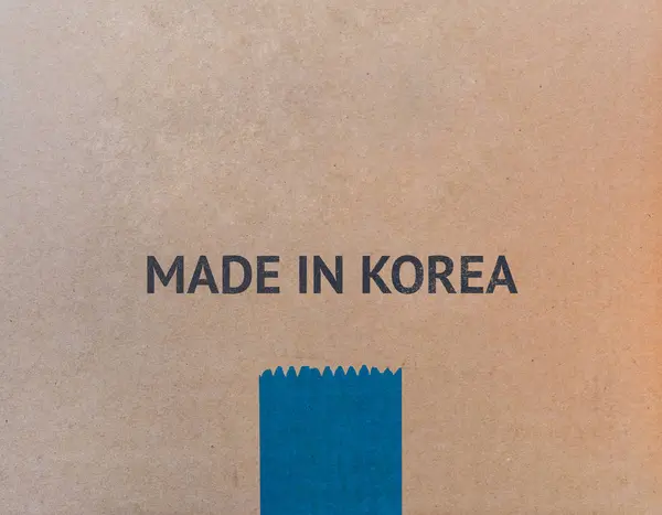 MADE IN KOREA escrito em caixa de papelão marrom . — Fotografia de Stock