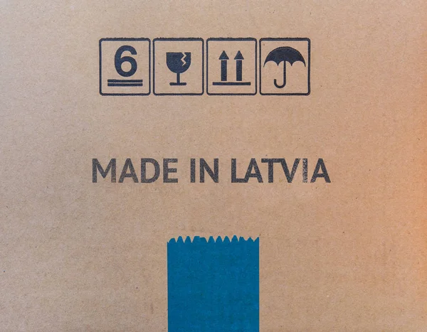 MADE IN LATVIA escrito em caixa de papelão marrom — Fotografia de Stock