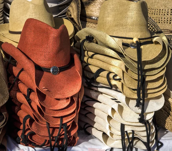 Rek van stro cowboy hoeden te koop — Stockfoto