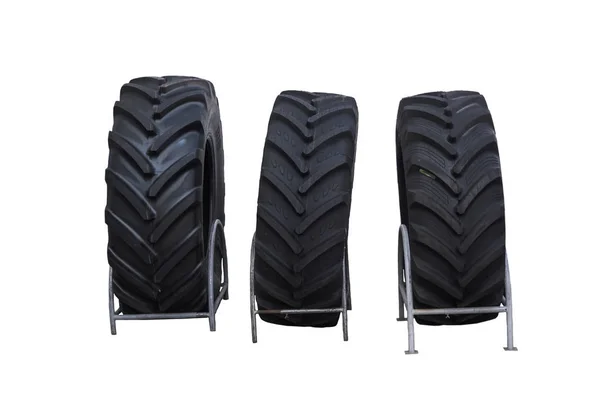 Zbrusu nové Traktorové pneumatiky izolovaných na bílém pozadí. — Stock fotografie