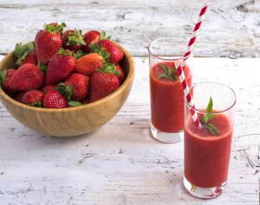  Ev yapımı çilekli güler yüzlü lezzetli rustik Beyaz ahşap zemin üzerinde.