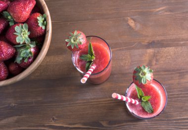 Ev yapımı çilekli güler yüzlü lezzetli rustik ahşap zemin üzerine