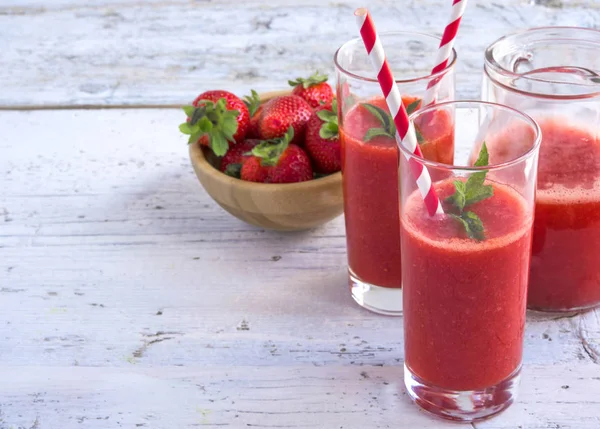 Köstliche hausgemachte Erdbeer-Smoothie auf rustikalem weißen Holzhintergrund — Stockfoto