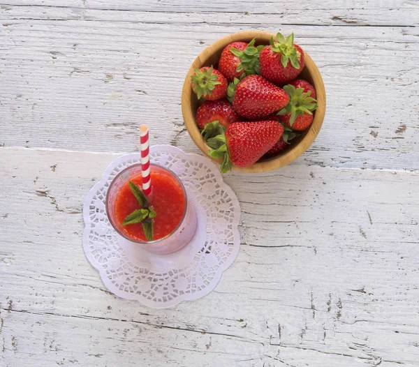 Νόστιμο σπιτικό smoothie φράουλα σε ρουστίκ άσπρο φόντο ξύλινη — Φωτογραφία Αρχείου