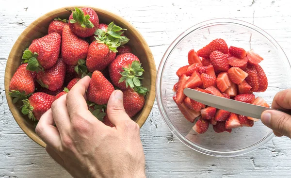  Adamın elleri çilek meyve salatası hazırlama Üstten Görünüm