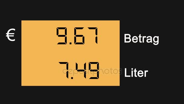 Ekran, Euro fiyat artan benzin fiyatları istasyonunda pompa — Stok video