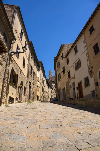 Vacker smal gata av historiska toskanska staden Volterra — Stockfoto