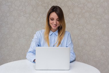 Genç güzel kız ile bir laptop evde tablo, gülümseme, eğlenceli