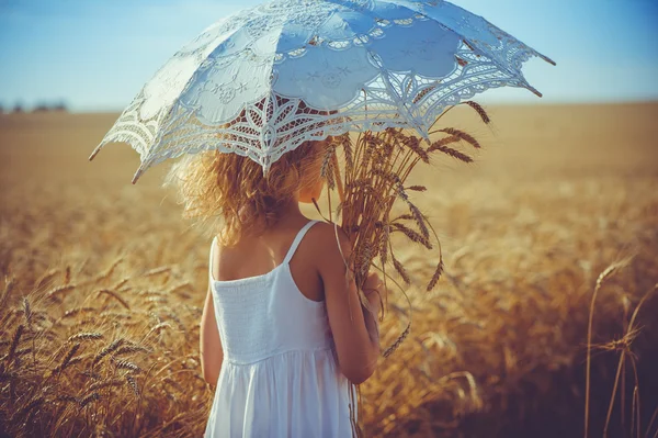 Şemsiye buğday alan kızla — Stok fotoğraf
