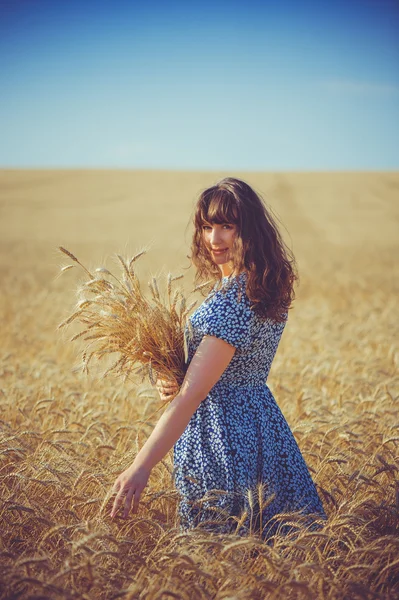 Flicka i vetefält, het sommar — Stockfoto