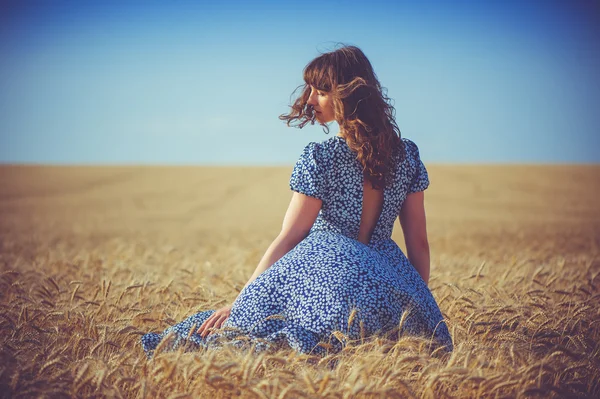 Menina no campo de trigo, verão quente — Fotografia de Stock