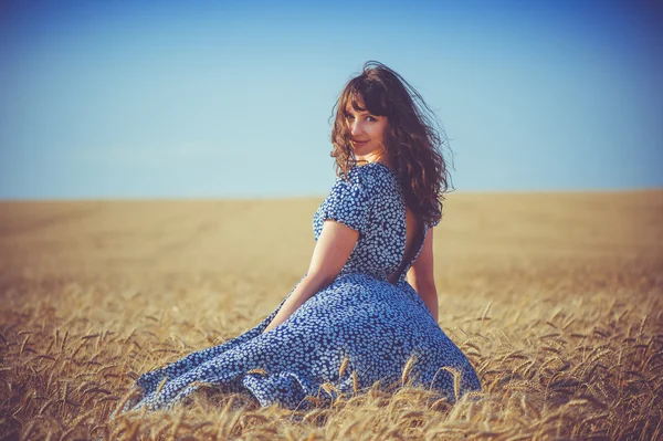 Дівчина в пшеничному полі, спекотне літо — стокове фото