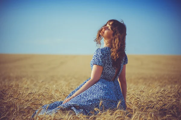 Chica en campo de trigo, verano caliente — Foto de Stock
