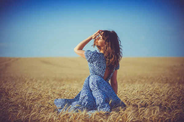Девушка в пшеничном поле, жаркое лето — стоковое фото