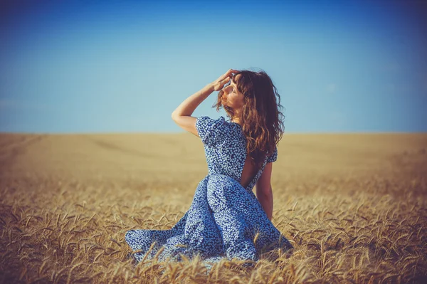 Mädchen im Weizenfeld, heißer Sommer — Stockfoto