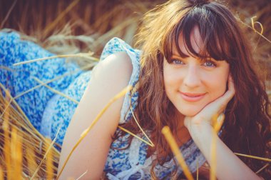 bir buğday alanında sırasında yalan kız