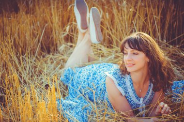 bir buğday alanında sırasında yalan kız