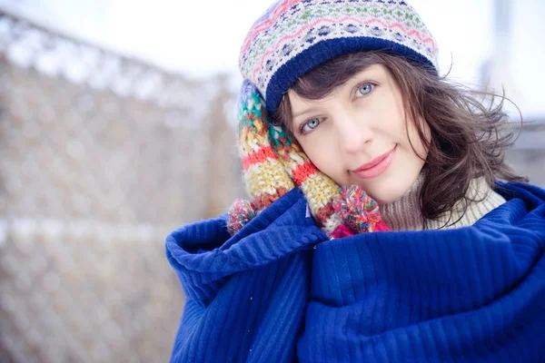 Retrato de invierno de una niña — Foto de Stock