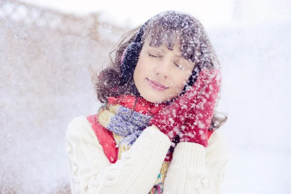Retrato de inverno de uma menina com neve — Fotografia de Stock
