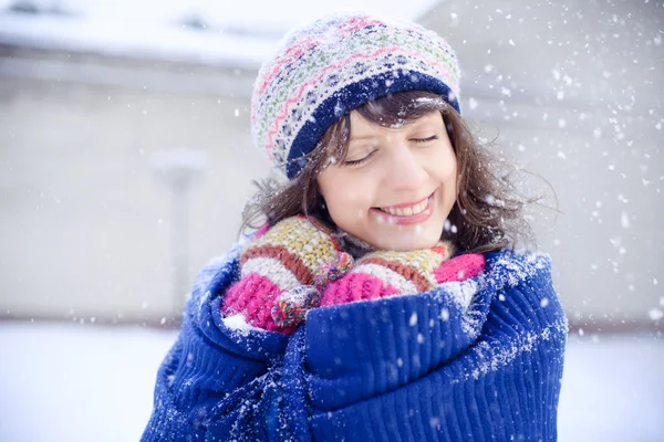 Retrato de inverno de uma menina com neve — Fotografia de Stock