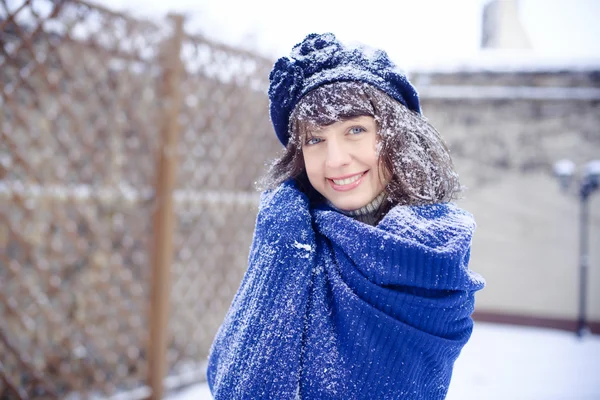 Retrato de invierno de una chica con nieve —  Fotos de Stock