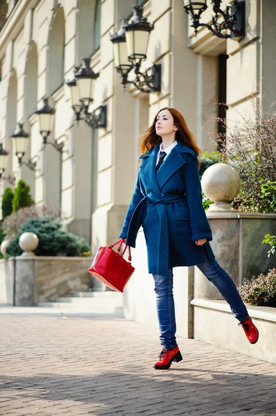 Geschäftsfrau kommt von der Arbeit nach Hause — Stockfoto