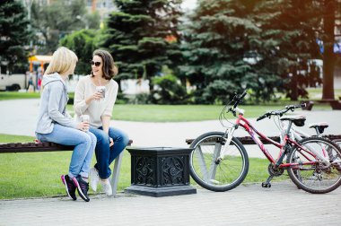 Kızlar içme kahve konuşmak