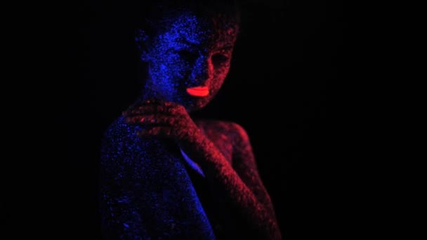 Girl in the neon lights, starry sky — Stock Video