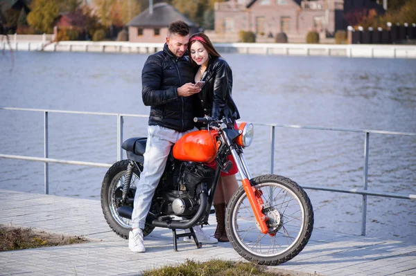 The guy with the girl looking at the phone — Stock fotografie