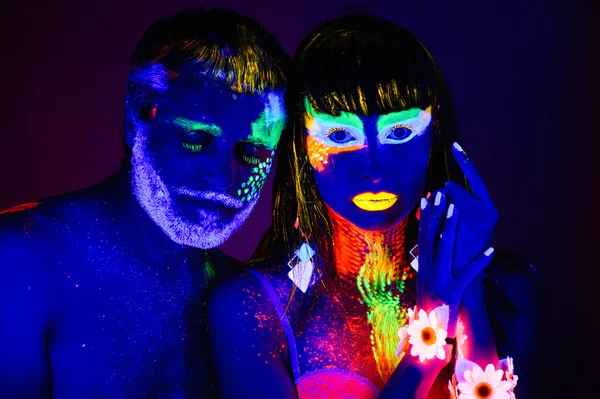 Retrato de un par de amantes pintados en polvo fluorescente —  Fotos de Stock