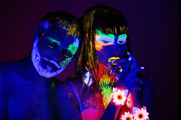 Porträtt av ett par älskande målade i fluorescerande pulver — Stockfoto