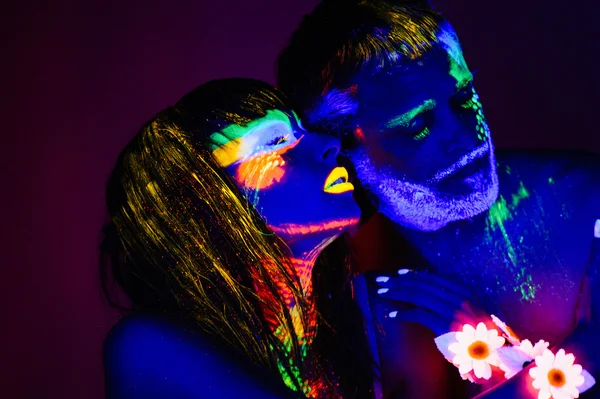 Ritratto di una coppia di amanti dipinti in polvere fluorescente — Foto Stock