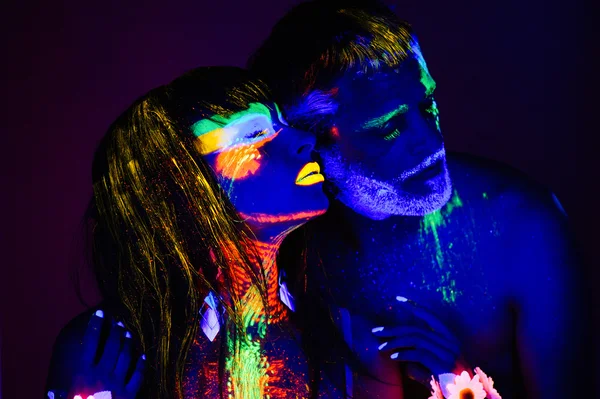 Retrato de un par de amantes pintados en polvo fluorescente —  Fotos de Stock
