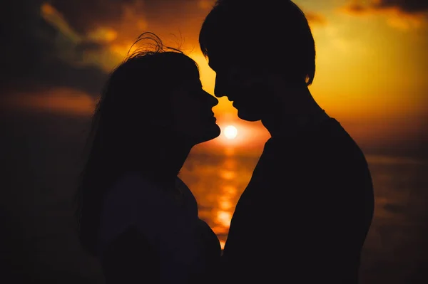 Ζευγάρι ερωτευμένο το ηλιοβασίλεμα — Φωτογραφία Αρχείου