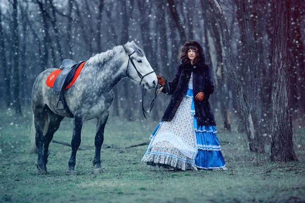 Chica con caballo en invierno — Foto de Stock