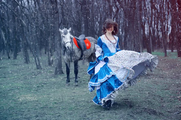 Весела усміхнена дівчина, що йде з конем — стокове фото