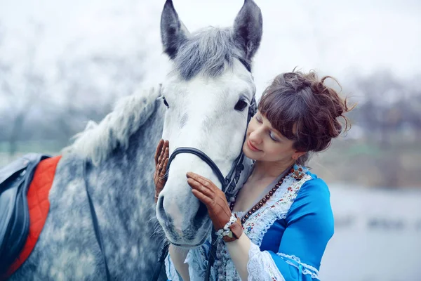 Menina caminha com o cavalo — Fotografia de Stock