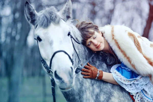 Menina caminha com o cavalo — Fotografia de Stock