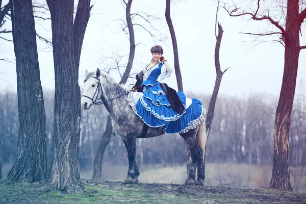 At ile kız yürüyor — Stok fotoğraf