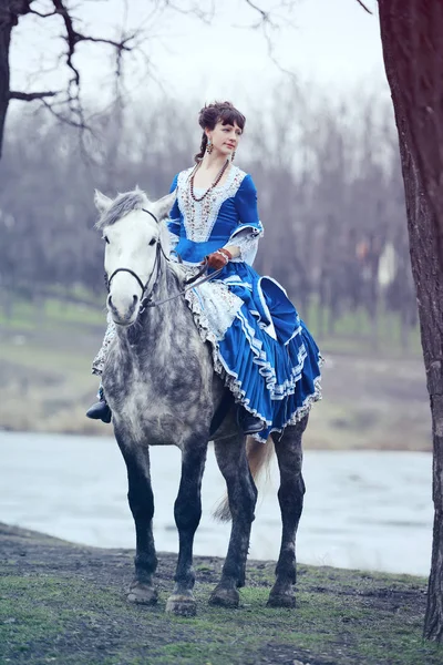 Дівчина гуляє з конем — стокове фото