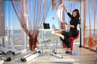 ev benim çizimler üzerinde çalışan kız Tasarımcısı