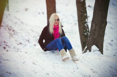 genç kadın üzerinde kızak sürme