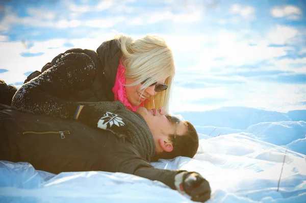 Vrolijke jonge man en vrouw geniet van de winter — Stockfoto