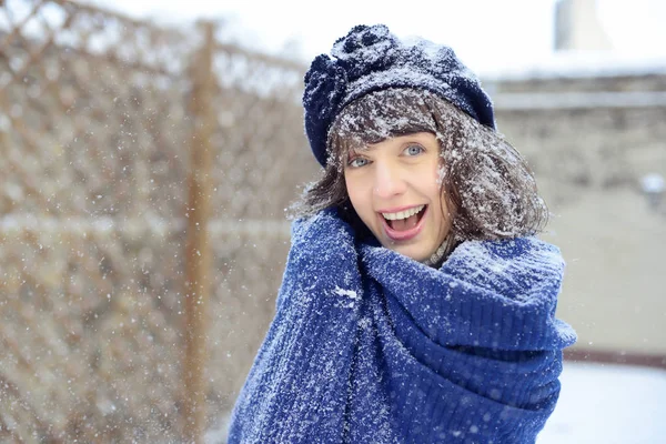Menina gosta da neve, feriados de Natal — Fotografia de Stock