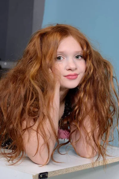 Ritratto di una ragazza rossa con bellissimi capelli fluenti — Foto Stock