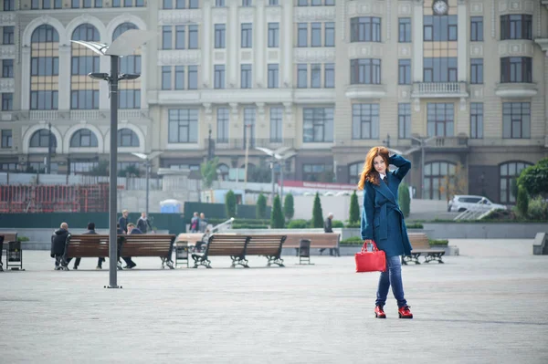 Redhead κορίτσι στην πόλη — Φωτογραφία Αρχείου