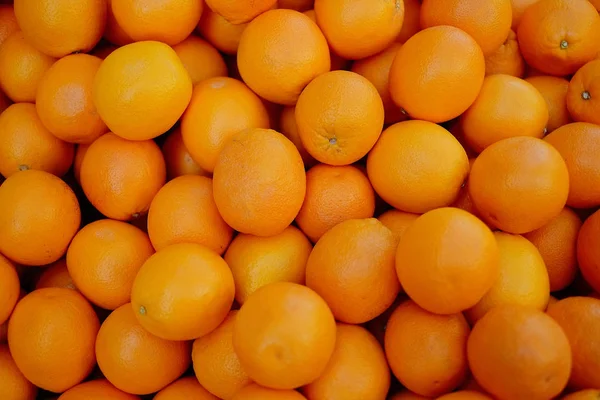 みかんの背景。市場で新鮮なオレンジ。健康的な果物. — ストック写真