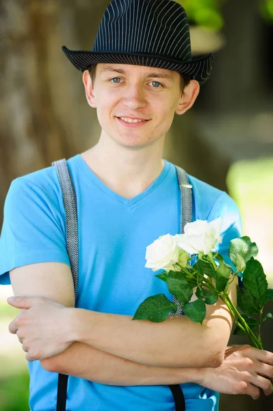 Модний хлопець з квітами — стокове фото