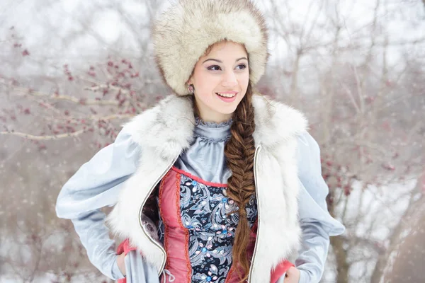 Güzel kadın kış — Stok fotoğraf